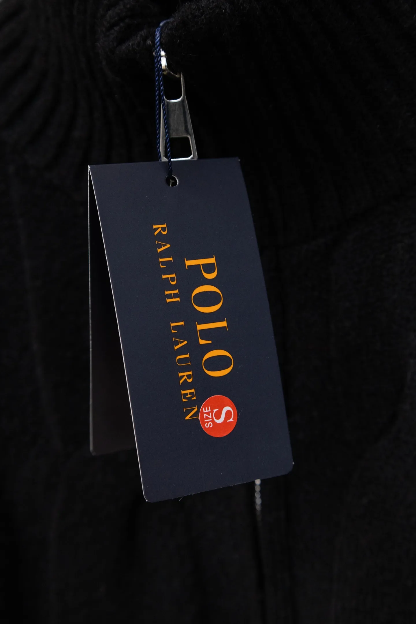 P190 Ralph Lauren 2026 new blended twist craft autumn and winter high-quality double zipper stand collar knitted cardigan jacket. Its design is really amazing. The blended twist craft makes it full of texture. The double zipper stand collar design is not only warm but also super stylish. Wearing it instantly enhances your temperament. Whether it is paired with a dress or jeans, it can be easily worn, showing a high-end feel in autumn and winter. The colors are also super nice, and each one is super elegant. Wearing them while walking on the street will turn heads 100% of the time. 🎺 This autumn and winter, buy yourself a warm and fashionable jacket, so that you can look beautiful in the cold weather. Size: S M L Color: Beige Black Gray